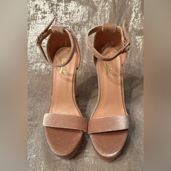 EXCELLENT Like New 𝑮𝑳𝑨𝒁𝑬 𝑃𝑒𝑒𝑝𝑡𝑜𝑒 𝐵𝑙𝑜𝑐𝑘 𝐻𝑒𝑒𝑙𝑠 - Picture 8 of 10